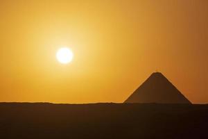 Visão em ótimo pirâmide do giza às nascer do sol foto