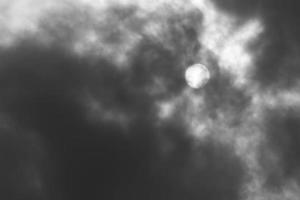Sol escondido atrás Sombrio chuva nuvens foto