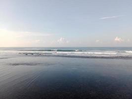 uma de praia com uma azul céu. lindo natureza panorama. foto