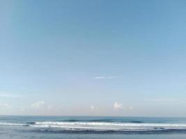 uma de praia com uma azul céu. lindo natureza panorama. foto