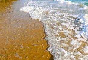 de praia com onda e azul mar água fundo foto