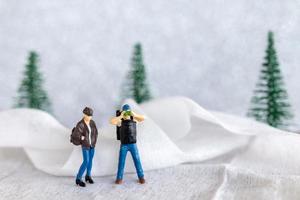 miniatura pessoas mochileiro viagem dentro inverno Tempo foto