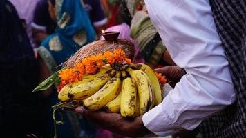 chhath pooja realizado ao longo a rio lado foto