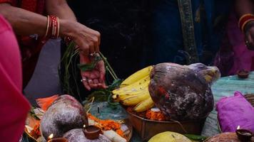 chhath puja ,hindu devoto oferta prasad , frutas, legumes foto