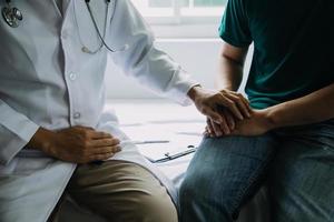 médico e paciente discutindo algo enquanto está sentado à mesa. conceito de medicina e saúde. médico e paciente foto