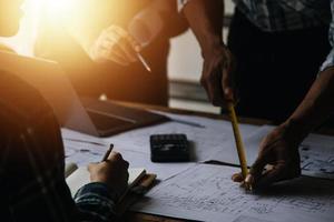 construção e estrutura conceito do engenheiro trabalhando desenhando em projeto encontro para projeto trabalhando com parceiro em modelo construção e Engenharia Ferramentas dentro trabalhando site, construção conceito foto