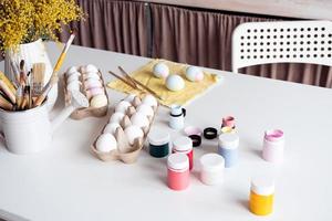mesa com Páscoa colori ovos e tintas foto