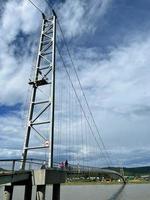 suspensão ponte sobre a irkut rio dentro a Vila do xamanca, irkutsk região, Rússia foto