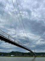 suspensão ponte sobre a irkut rio dentro a Vila do xamanca, irkutsk região, Rússia foto