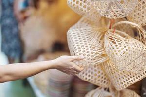 turista mão segurando construir bambu cesta dentro chatuchak final de semana mercado, ponto de referência e popular atrações dentro Bangkok, tailândia. viagem dentro sudeste Ásia conceito foto