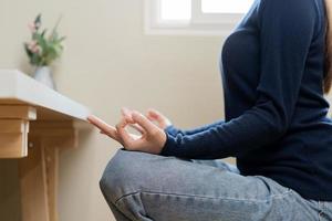 mão do mental equilíbrio, ásia jovem mulher, menina prática sentado ioga dentro lótus posição, meditando calma pose para meditação, exercício para bem-estar, saudável Cuidado. relaxamento, lazer pessoas estilo de vida foto