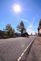 estrada através a cênico panorama foto