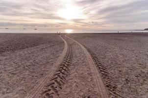 pegadas na areia foto