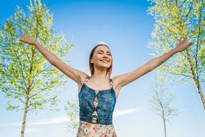 atraente feliz jovem mulher grandes floresceu vestir vôo dela cabelo desfrutando livre foto