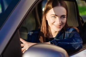 fechar-se retrato jovem mulher com alegre positivo expressão, satisfeito foto