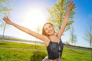 feliz livre jovem menina dentro grandes vestir. beleza romântico menina ao ar livre. mulher foto