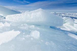 grandes pedaços de gelo flutuante cravados no litoral para criar icebergs, mar Báltico no inverno