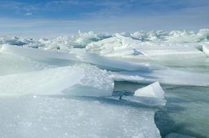 grandes pedaços de gelo flutuante cravados no litoral para criar icebergs, mar Báltico no inverno