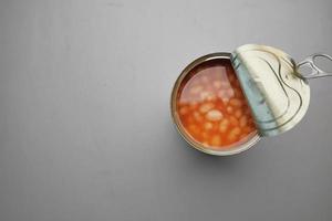 preservado enlatado tomate feijões dentro uma lata recipiente foto