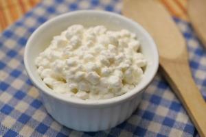 chalé queijo dentro uma tigela em mesa foto