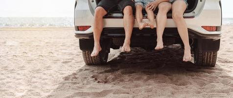 família com carro viagem dirigindo estrada viagem verão período de férias dentro carro dentro a pôr do sol, pai, mãe e filha feliz viajando apreciar feriados e relaxamento juntos pegue a atmosfera e ir para destino foto