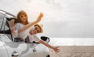 viagem de carro hatchback dirigindo viagem de férias de verão em família no carro ao pôr do sol, meninas felizes viajando aproveitem as férias e relaxem juntas peguem a atmosfera e vão para o destino foto