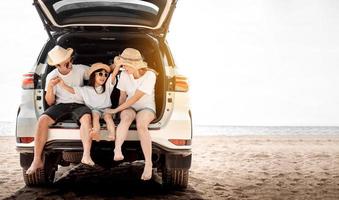 família com carro viagem dirigindo estrada viagem verão período de férias dentro carro dentro a pôr do sol, pai, mãe e filha feliz viajando apreciar feriados e relaxamento juntos pegue a atmosfera e ir para destino foto