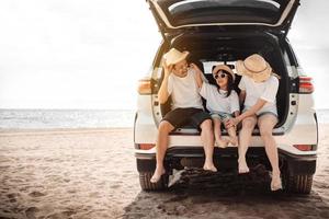 família com carro viagem dirigindo estrada viagem verão período de férias dentro carro dentro a pôr do sol, pai, mãe e filha feliz viajando apreciar feriados e relaxamento juntos pegue a atmosfera e ir para destino foto