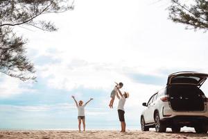 família feliz com viagem de carro. férias de verão no carro ao pôr do sol, pai, mãe e filha viajando felizes desfrutam juntos dirigindo em feriados, estilo de vida das pessoas andam de automóvel. foto