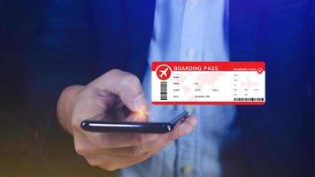 mão segurando embarque passar bilhetes ar viagem conceito, escolhendo verificação eletrônico voar bilhete em Smartphone. foto