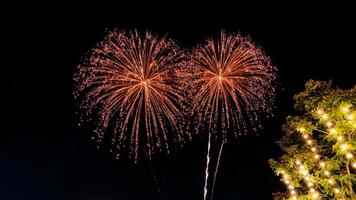 celebração de fogos de artifício no céu escuro foto
