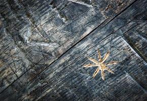 estrela esculpida em madeira velha foto