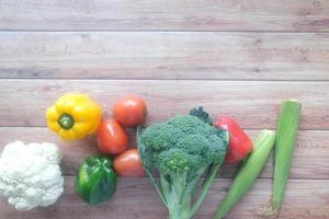seleção de comida saudável com vegetais frescos na mesa foto