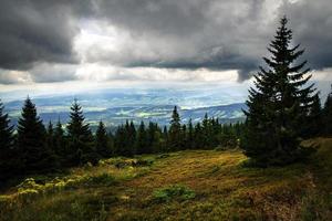 prado escuro com nuvens foto