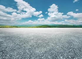 asfalto estrada e verde montanha natureza panorama debaixo azul céu com branco nuvens foto