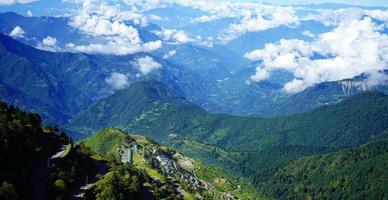 panorama do verde himalaia alcance do zuluk Vila com azul céu e branco nuvens a partir de topo do seda rota Sikkim foto