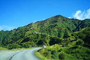 estrada vai através verde himalaia montanha alcance do seda rota Sikkim foto