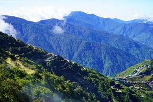 Visão do zig zag estrada do seda rota Sikkim foto