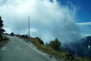 carro dirigindo através seda rota Sikkim dentro nublado clima foto