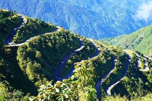 ensolarado clima dentro zig zag estrada do seda rota Sikkim foto