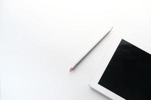 composição plana de tablet digital em fundo branco foto
