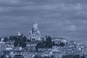 vista do Paris com basílica do a sagrado coração contra nublado céu foto