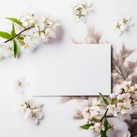 capturando a beleza do flores. a sobrecarga produtos fotografia do horizontal em branco papel com em torno da floresce foto