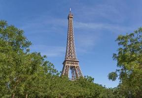 Visão em eiffel torre a partir de parque, França foto