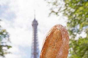 francês baguete contra eiffel torre dentro Paris foto