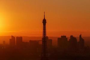 Visão em eiffel torre dentro Paris às pôr do sol foto