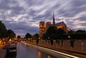Visão em cerco rio e notre-dame de Paris catedral às noite foto
