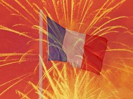 francês bandeira contra brilhante fogos de artifício foto