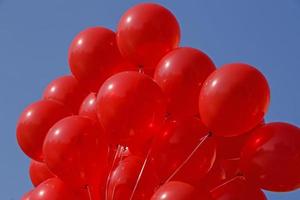 fechar acima do vermelho ar balões contra azul céu foto
