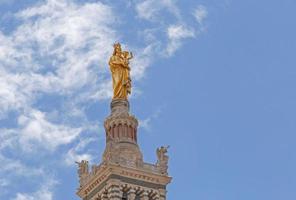 virgem com criança em a topo do basílica notre-dame de la garde dentro Marselha foto